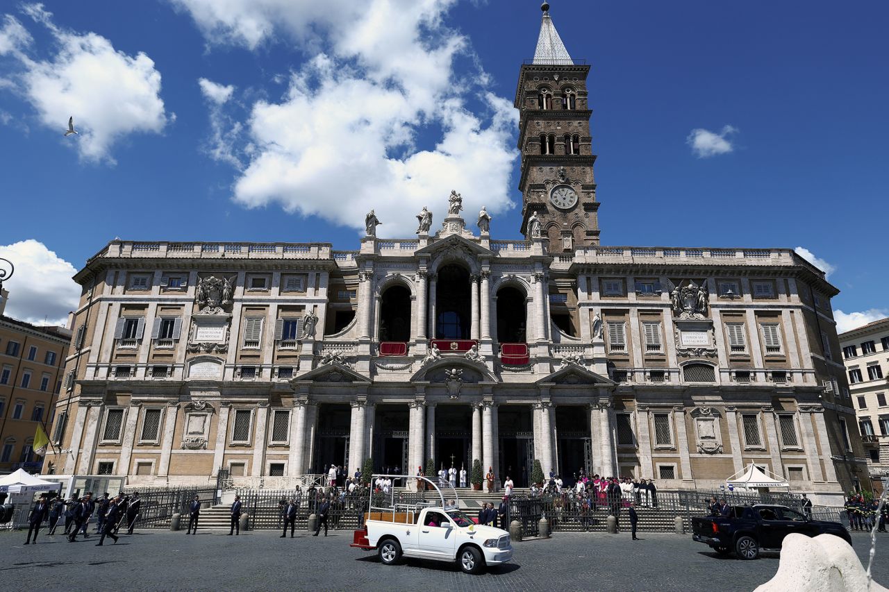 Papa Francis'in tabutunu taşıyan cenaze arabası, Santa Maria Maggiore Papalık Bazilikası'na ulaştı.