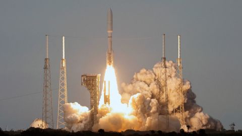 Un cohete Atlas V de United Launch Alliance despega el lunes llevando los satélites de la red de internet del Proyecto Kuiper de Amazon desde la Estación de la Fuerza Espacial de Cabo Cañaveral en Florida.