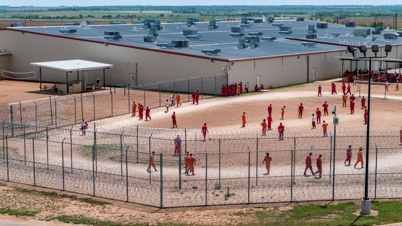 Trump administration asks Supreme Court to resume deportation of nearly 200 Venezuelan migrants | CNN Politics