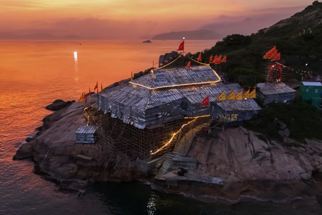 Vista aérea de un teatro de ópera cantonés en la isla Po Toi de Hong Kong. La estructura se construyó para la celebración del Festival Tin Hau el 17 de abril de 2025.