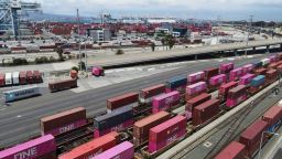 Contenedores de carga sobre las vías del tren en el puerto de Long Beach, California.