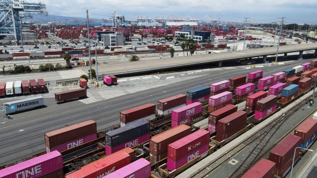 Contenedores de carga sobre las vías del tren en el puerto de Long Beach, California.