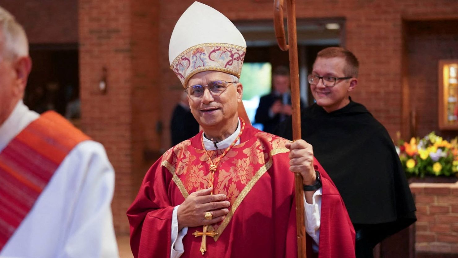 El entonces cardenal Robert F. Prevost, ahora papa León XIV, celebra la misa en la parroquia de San Judas, en New Lenox, Illinois, EE.UU., en 2024.