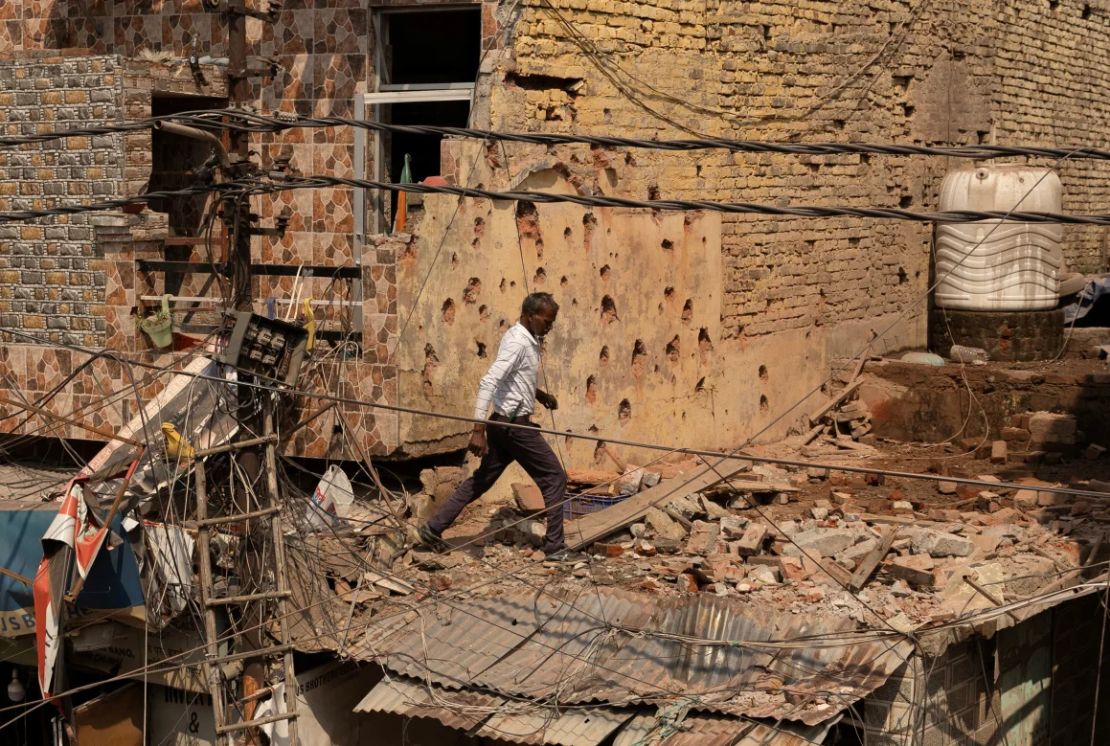 Un hombre pasa junto a una casa dañada por los ataques de Pakistán contra Jammu, ciudad de la Cachemira administrada por India, este sábado.