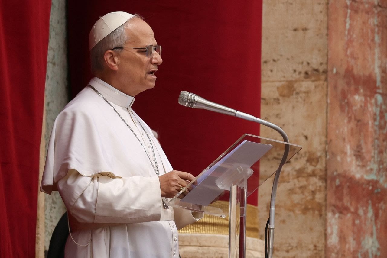 El papa León XIV pronuncia su primera bendición dominical en la Basílica de San Pedro, en el Vaticano, el 11 de mayo.