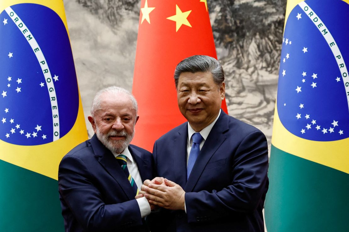Xi Jinping recibe al presidente de Brasil, Luiz Inacio Lula da Silva, en Beijing, el 13 de mayo.