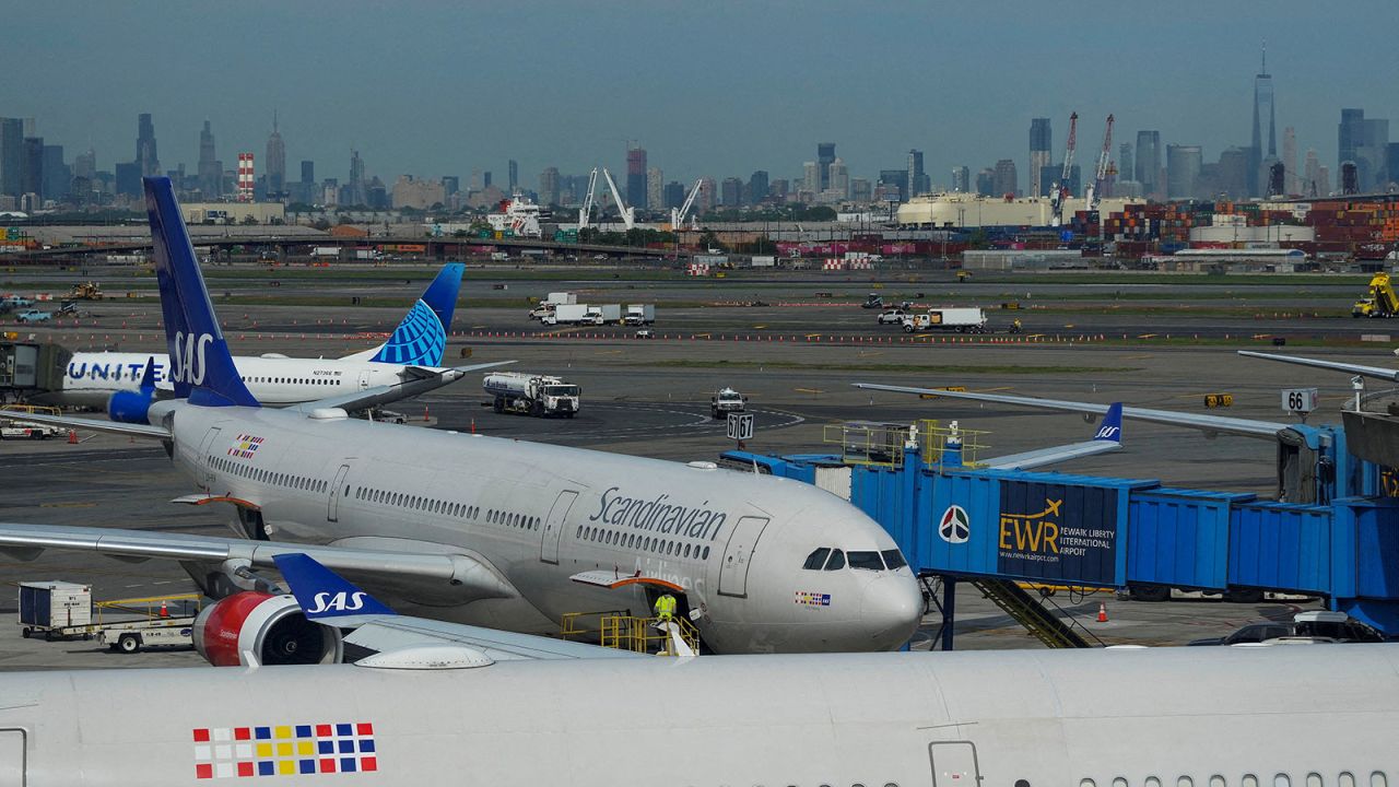 FILE PHOTO: A plane docks on the tarmac after an air traffic control outage, bringing flights to a standstill at Newark Liberty International Airport in Newark, New Jersey, U.S., May 12, 2025. REUTERS/Eduardo Munoz/File Photo