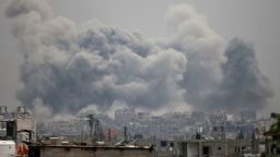 El humo se eleva tras los ataques israelíes en Jabalia, en el norte de la Franja de Gaza, el 15 de mayo de 2025.