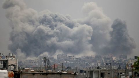 El humo se eleva tras los ataques israelíes en Jabalia, en el norte de la Franja de Gaza, el 15 de mayo de 2025.