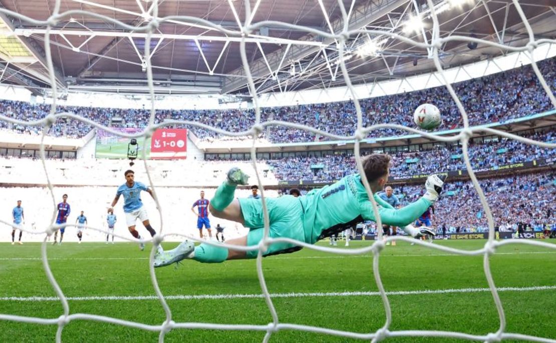 Omar Marmoush, del Manchester City, ve cómo Dean Henderson, del Crystal Palace, detiene su disparo desde el punto de penalti.