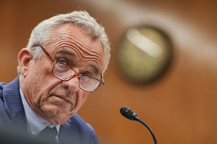 美国卫生与公众服务部部长小罗伯特·肯尼迪 （Robert F. Kennedy Jr.） 是儿童健康防御组织提起诉讼的对象。