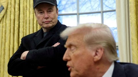 Elon Musk escucha al presidente Donald Trump hablar en la Oficina Oval de la Casa Blanca en Washington el 11 de febrero.