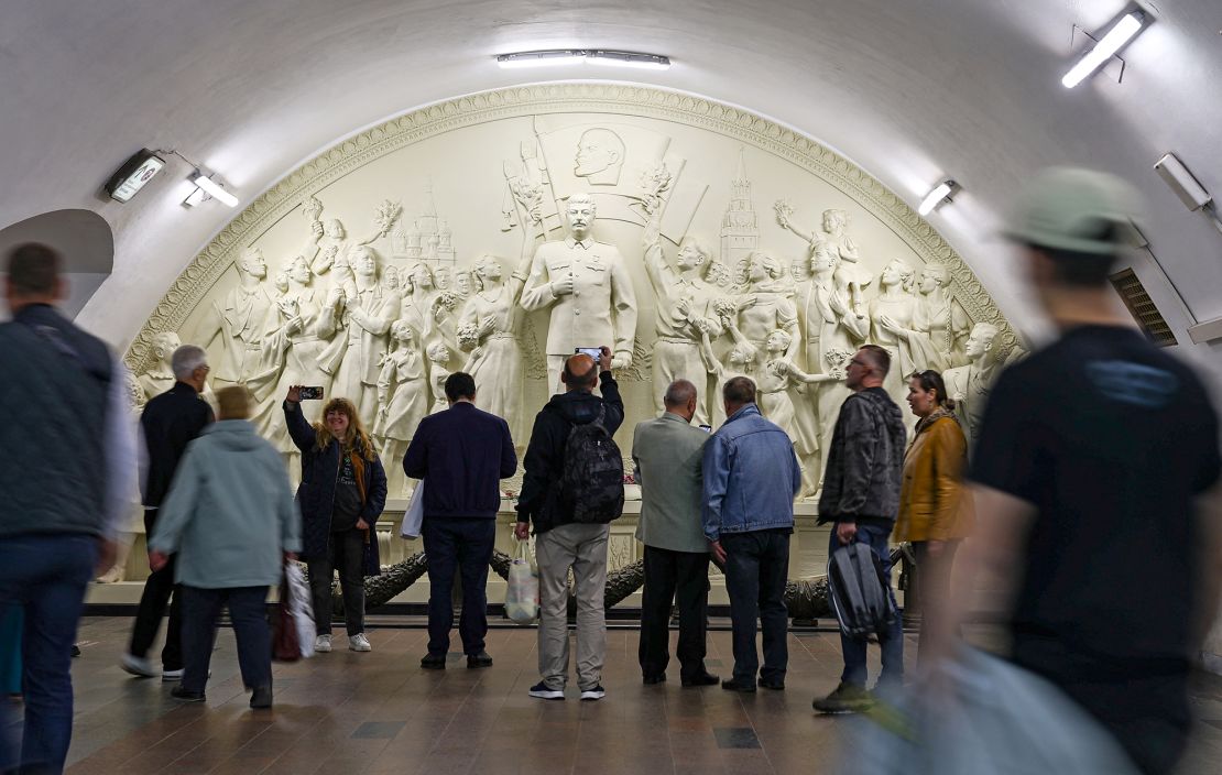 The new monument is a recreation of one that was unveiled in the same station in 1950.
