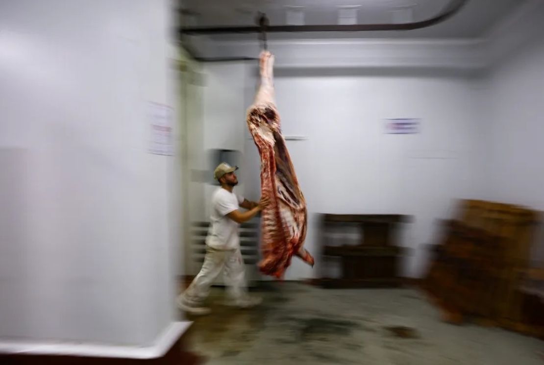 Un trabajador empuja un cadáver de res en una planta procesadora de carne en Morón, Buenos Aires, Argentina, el 16 de mayo.