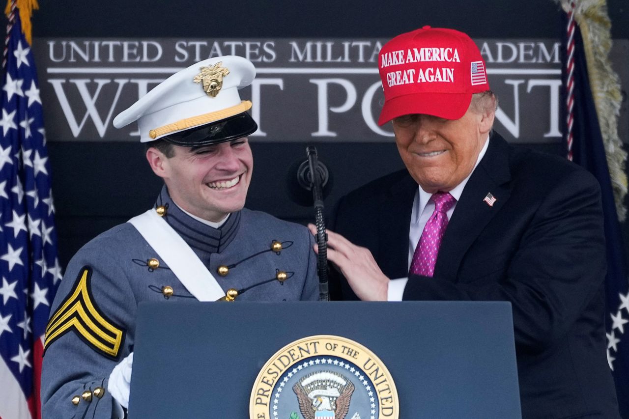 El presidente Donald Trump está de pie con el cadete Chris Verdugo en una ceremonia celebrada en West Point Military Academy el sábado.