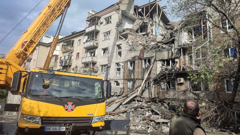 A view shows the site of an apartment building hit by a Russian drone strike, amid Russia's attack on Ukraine, in Mykolaiv, Ukraine, May 25, 2025. REUTERS/Viktoriia Lakezina