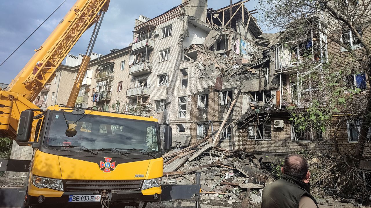 A view shows the site of an apartment building hit by a Russian drone strike, amid Russia's attack on Ukraine, in Mykolaiv, Ukraine, May 25, 2025. REUTERS/Viktoriia Lakezina