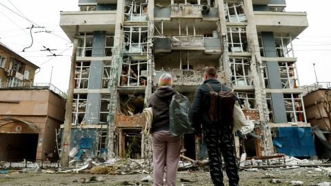 Residents look at an apartment building that was damaged in a Russian drone strike, amid Russia's attack on Ukraine, in Kyiv, Ukraine May 25, 2025. REUTERS/Thomas Peter
