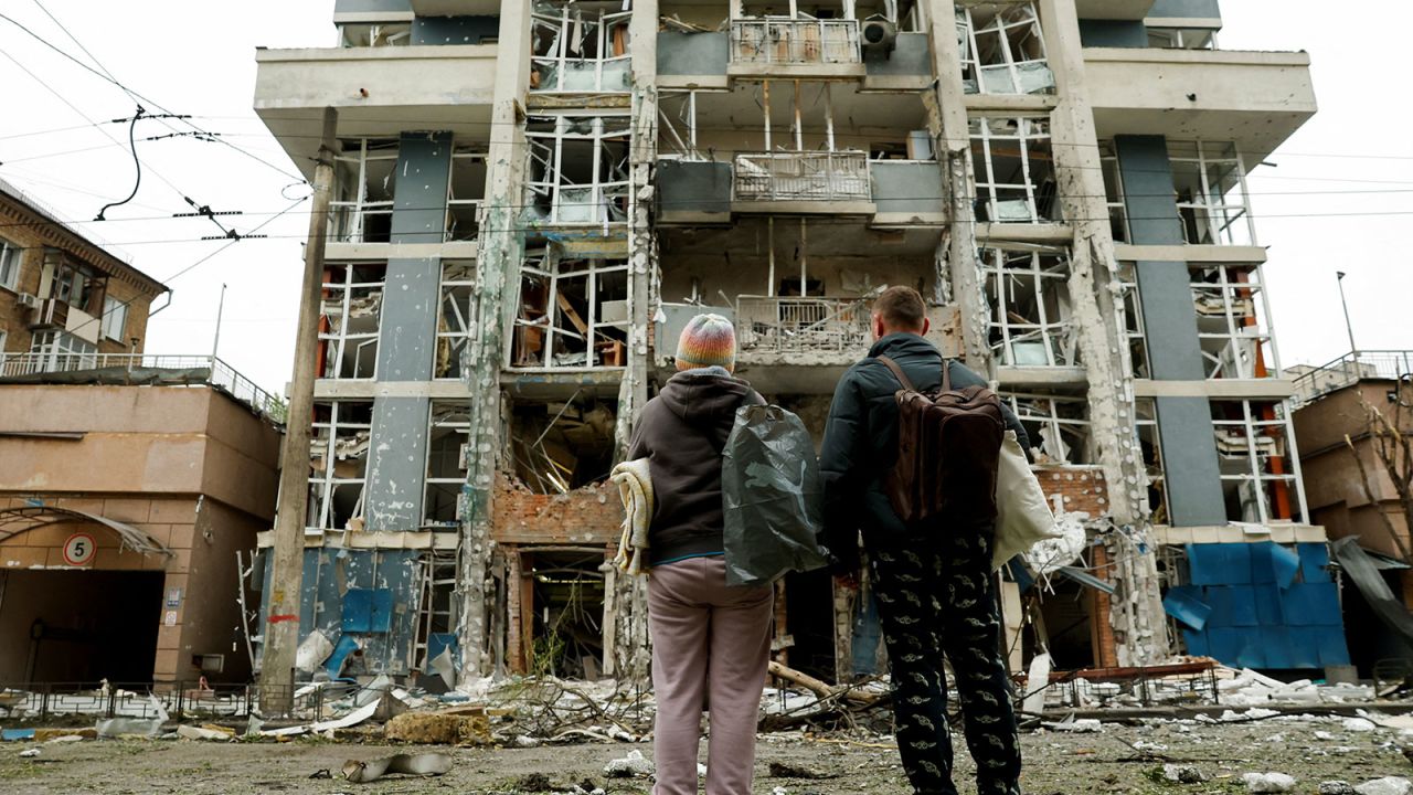 Residents look at an apartment building that was damaged in a Russian drone strike, amid Russia's attack on Ukraine, in Kyiv, Ukraine May 25, 2025. REUTERS/Thomas Peter