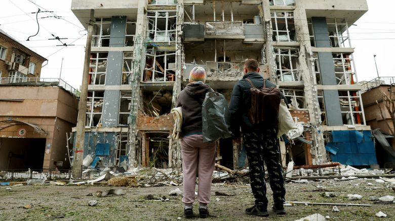 Residents look at an apartment building that was damaged in a Russian drone strike, amid Russia's attack on Ukraine, in Kyiv, Ukraine May 25, 2025. REUTERS/Thomas Peter