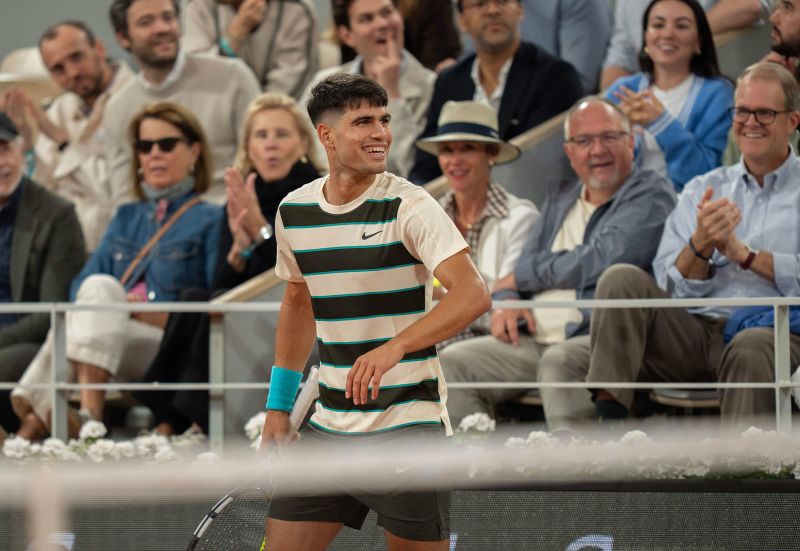 Carlos Alcaraz Wins French Open Third Round, Leads Crowd Chant at Roland-Garros