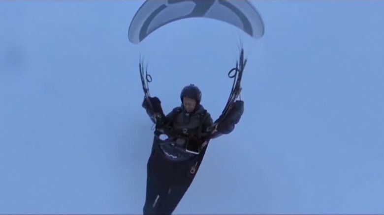 3629CC-CHINA-PARAGLIDER_SURVIVAL_STORY