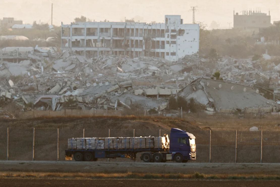Un camión cargado de ayuda humanitaria se acerca a la frontera entre Israel y Gaza.
