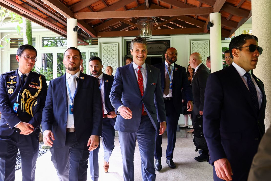 Міністр оборони США Піт Гегсет відходить після двосторонньої зустрічі в кулуарах саміту безпеки діалогу IISS Shangri-La у Сінгапурі.