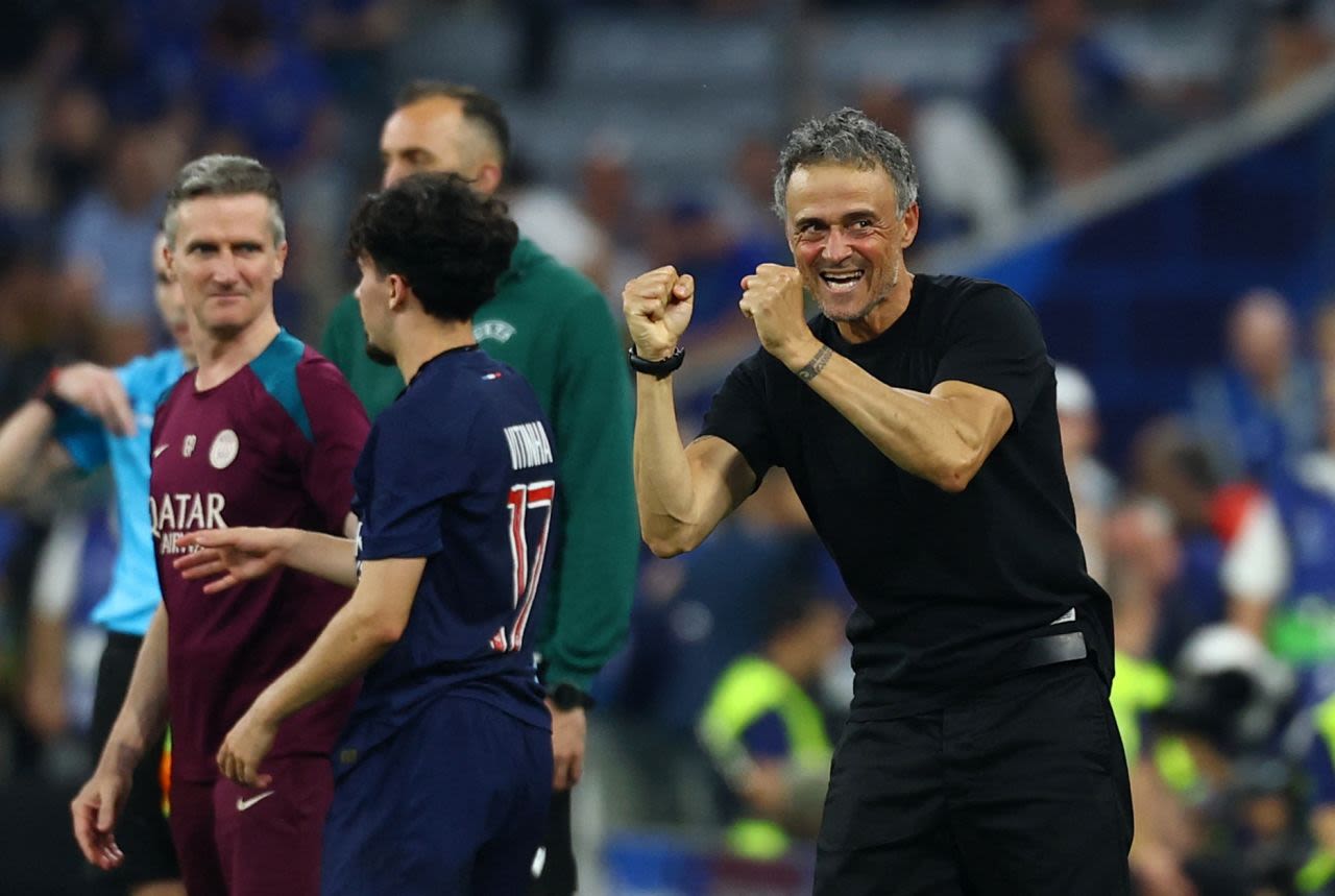 El entrenador del PSG, Luis Enrique, celebra el quinto gol del equipo.