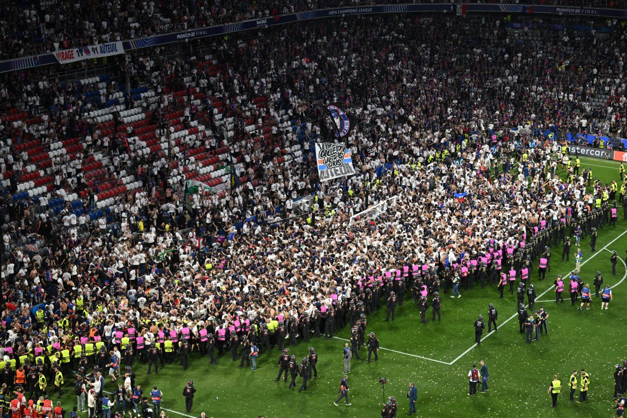 Los aficionados del PSG entran al campo tras el partido.