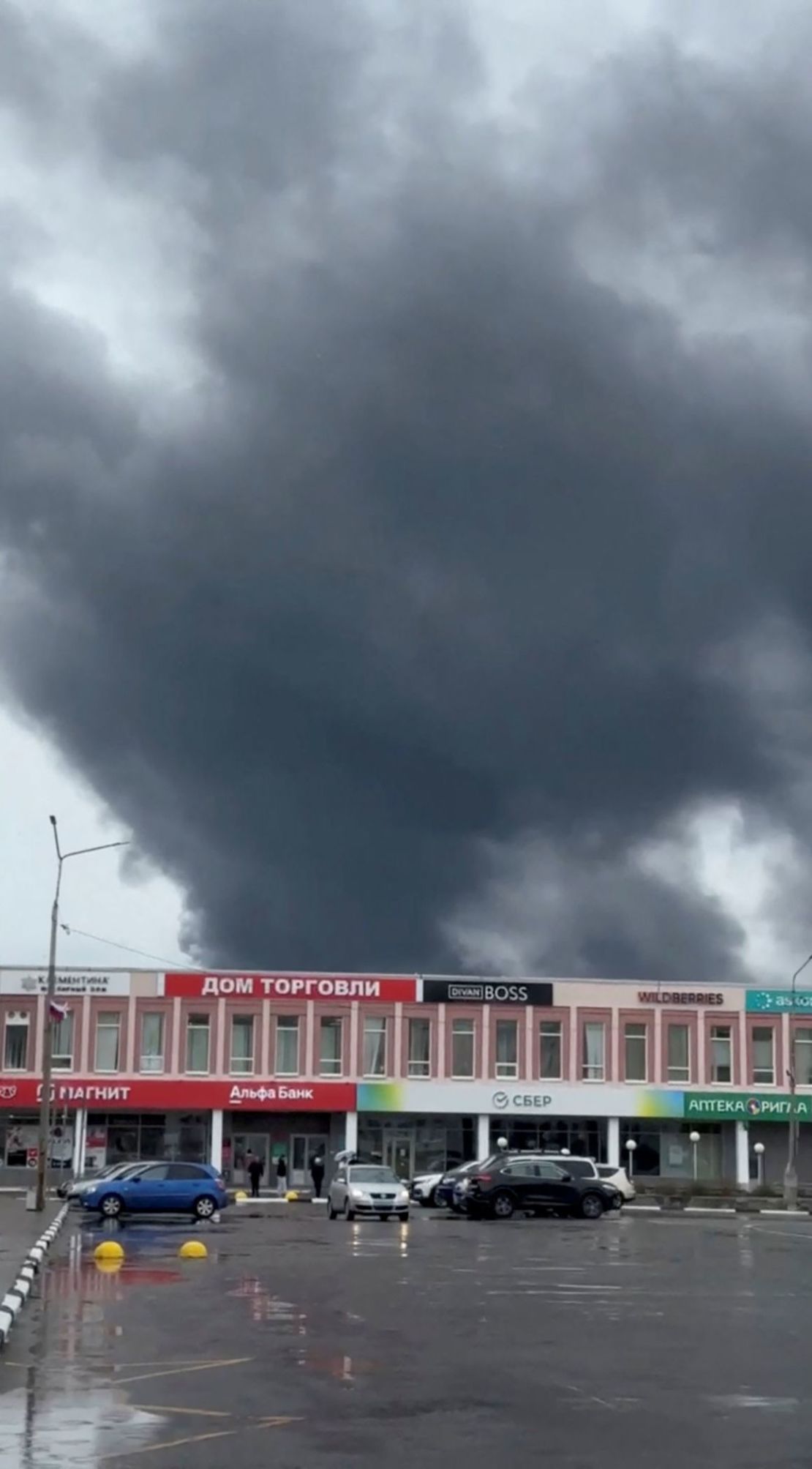 El humo se eleva después de lo que las autoridades locales llamaron un ataque con drones ucranianos, en el curso del conflicto entre Rusia y Ucrania, en Olenegorsk, en la región de Murmansk, Rusia, el 1 de junio de 2025.