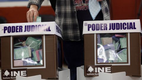 Una persona vota durante las elecciones judiciales y de magistrados, en la Ciudad de México, México, el 1 de junio de 2025.
