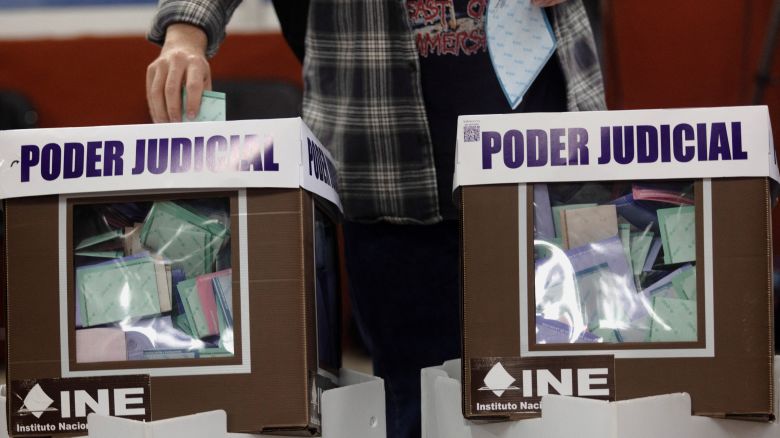 Una persona vota durante las elecciones judiciales y de magistrados, en la Ciudad de México, México, el 1 de junio de 2025.