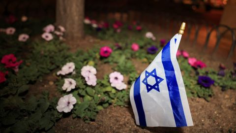 An Israeli flag is placed at the Pearl Street Mall, after an attack that injured multiple people in Boulder, Colorado, U.S. June 1, 2025.  REUTERS/Kevin Mohatt
