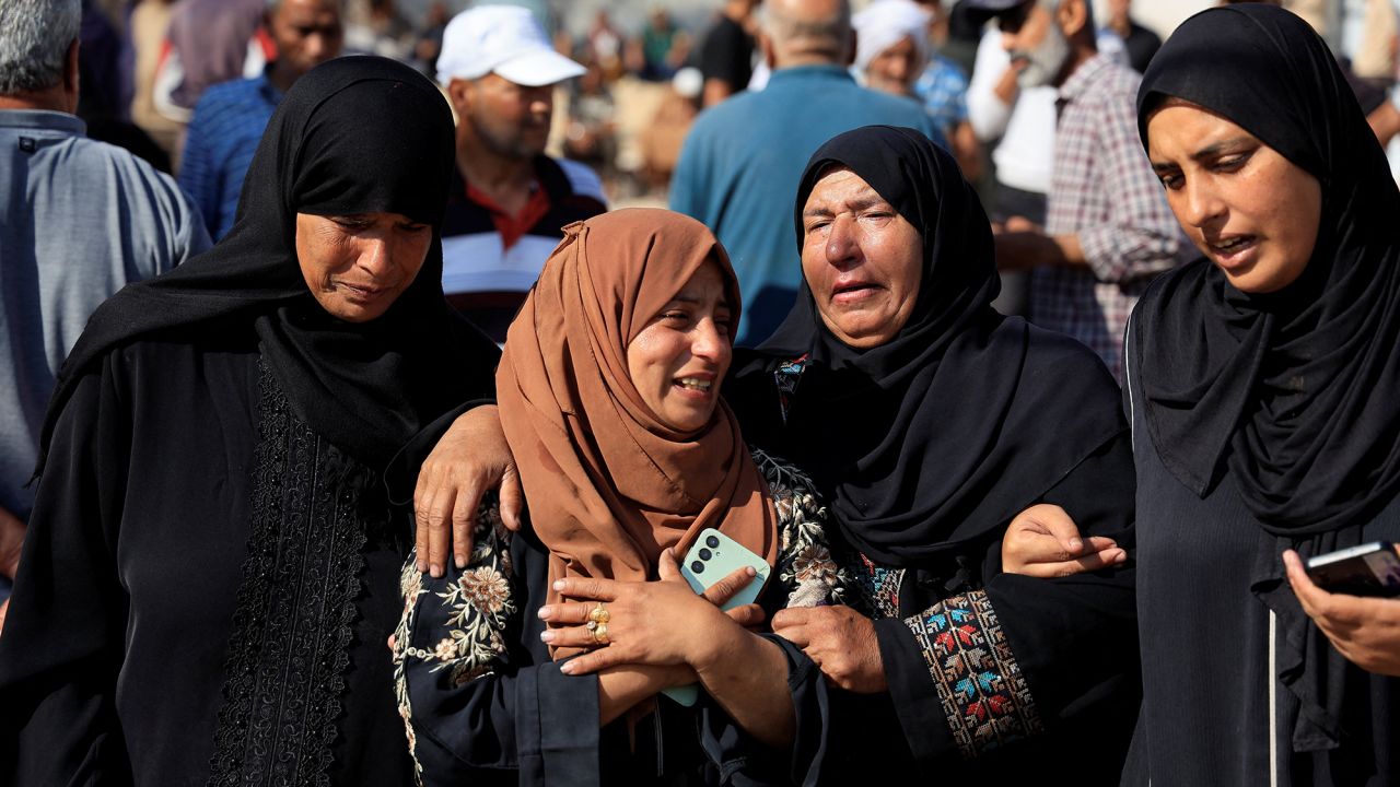 Mourners react during the funeral of Palestinians killed, in what the Gaza health ministry say was Israeli fire near a distribution site in Rafah, at Nasser hospital in Khan Younis, in the southern Gaza Strip, June 3, 2025. REUTERS/Hatem Khaled
