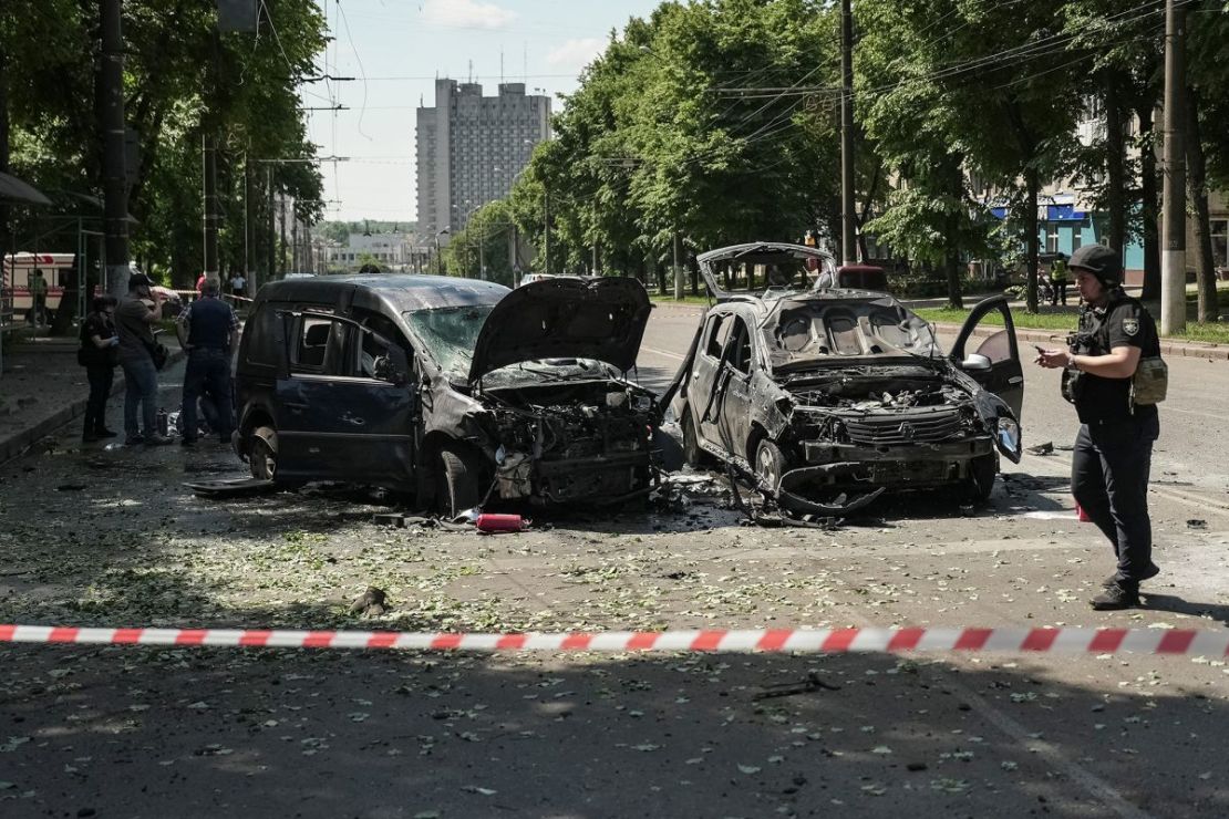Agentes de policía en el lugar del ataque con misiles rusos a Sumy el 3 de junio.
