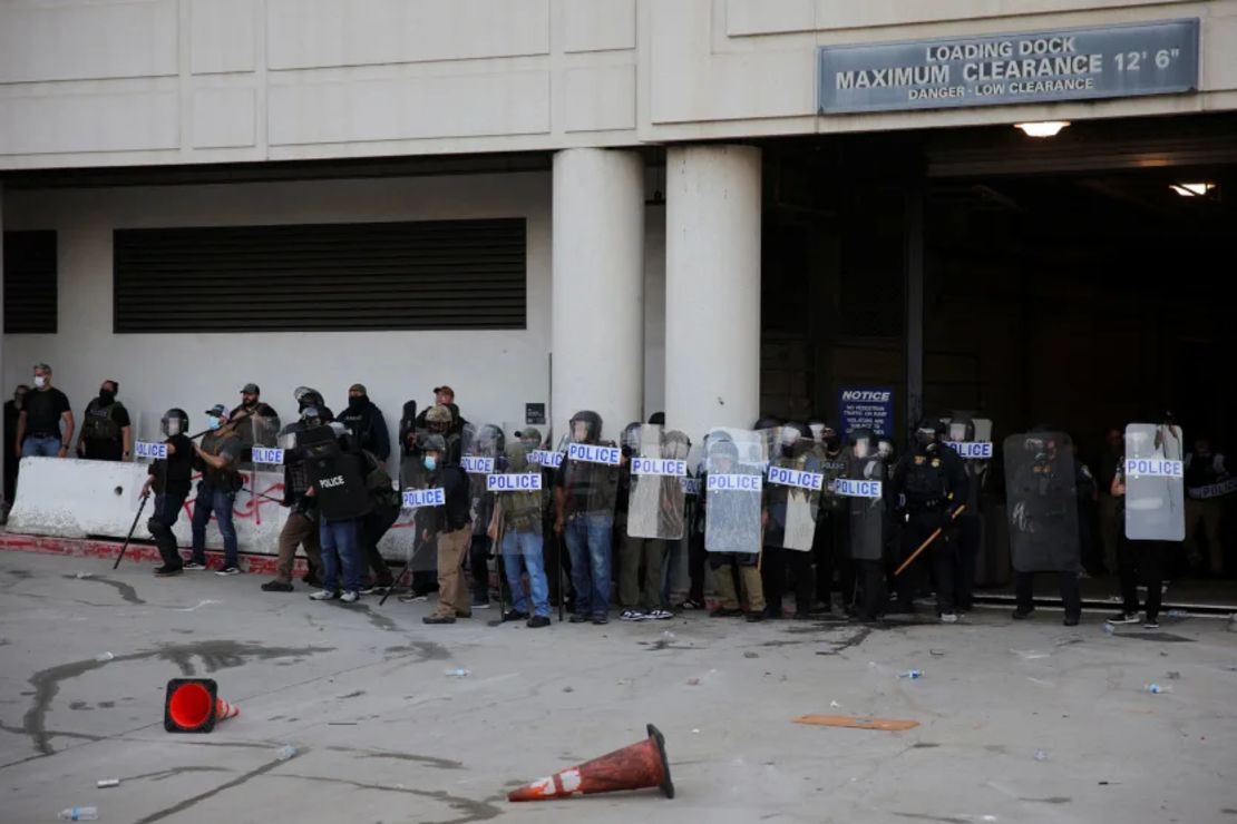 La policía vigila el Edificio Federal de Los Ángeles durante un enfrentamiento con manifestantes.