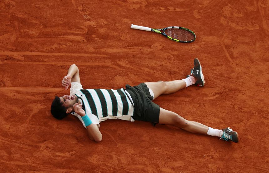 Alcaraz oslavuje po porážke Sinnera vo finále Marathon French Open v júni.