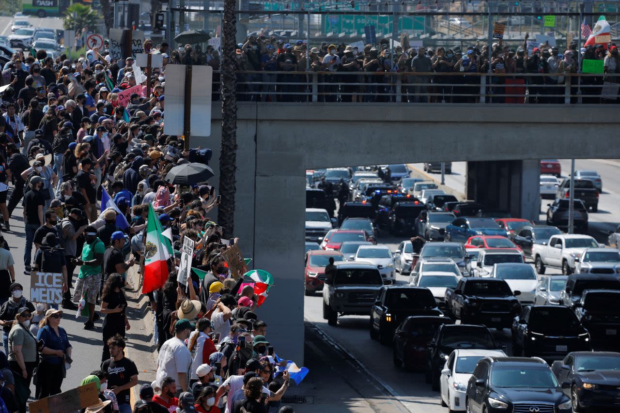 Manifestantes participan en una protesta contra las redadas federales de inmigración en el centro de Los Ángeles, California, EE.UU., el domingo.