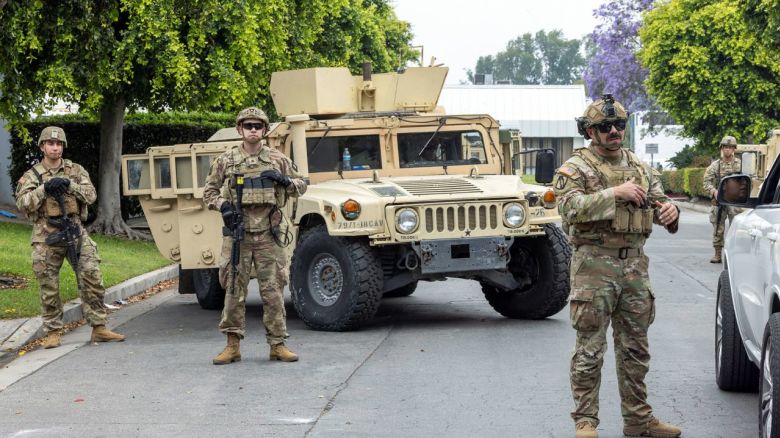  de la Guardia Nacional de California montan guardia en el estacionamiento del Centro Empresarial Paramount, en la ciudad de Paramount, condado de Los Ángeles, el domingo.