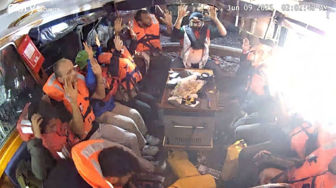 En esta imagen de la Freedom Flotilla Coalition, se ve a los tripulantes del "Madleen" con las manos en alto mientras las fuerzas israelíes suben a bordo.