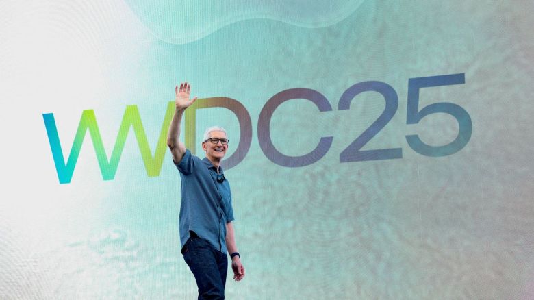 El director ejecutivo de Apple, Tim Cook, saluda durante la Conferencia Mundial de Desarrolladores anual de Apple en la sede de la compañía en Cupertino, California, el 9 de junio de 2025.