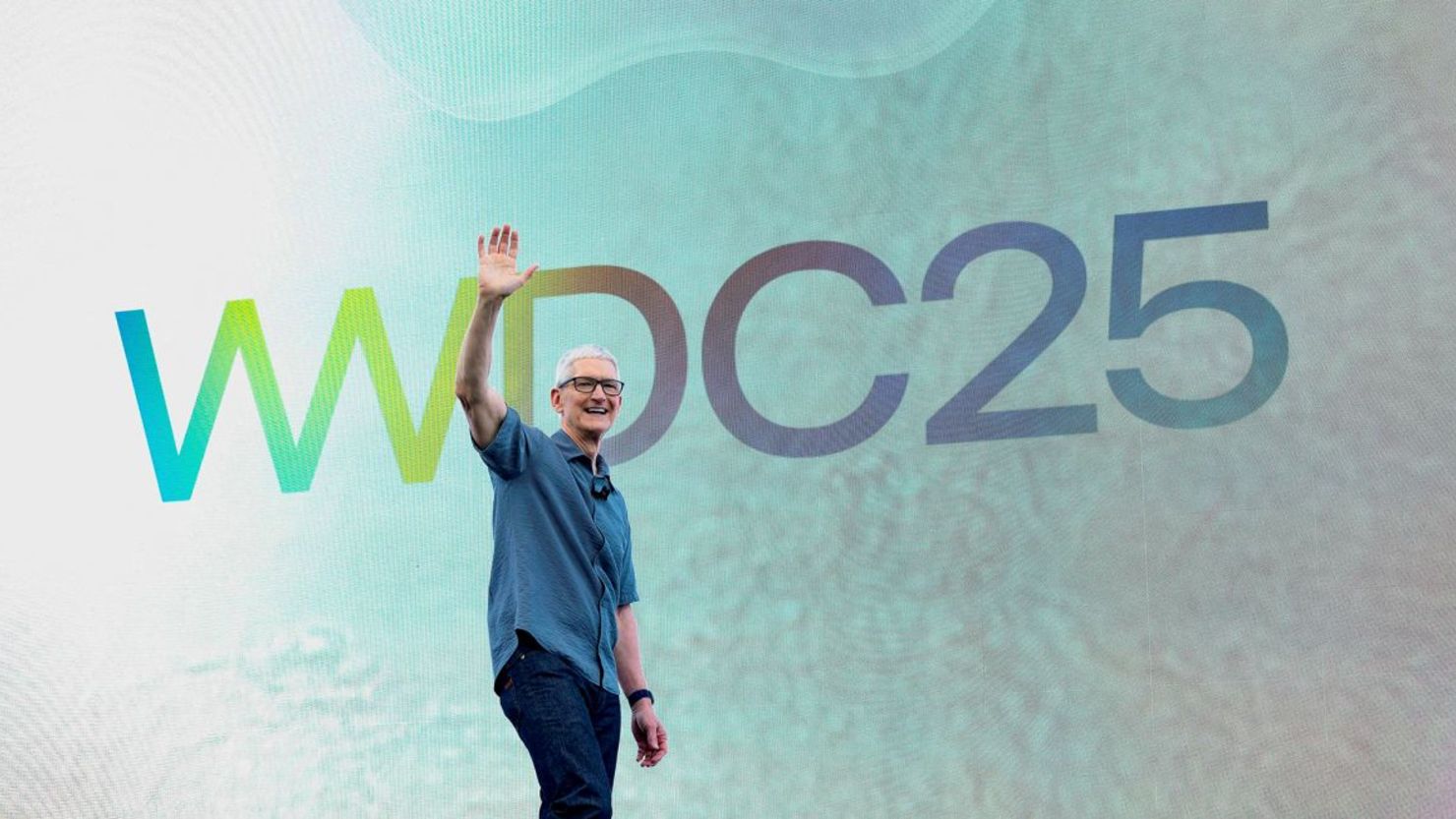 El director ejecutivo de Apple, Tim Cook, saluda durante la Conferencia Mundial de Desarrolladores anual de Apple en la sede de la compañía en Cupertino, California, el 9 de junio de 2025.