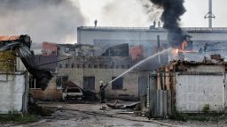 Un bombero trabaja en el lugar de un ataque con drones rusos en Kyiv, Ucrania, el 10 de junio de 2025.