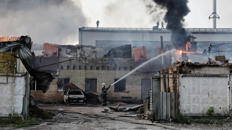 Un bombero trabaja en el lugar de un ataque con drones rusos en Kyiv, Ucrania, el 10 de junio de 2025.