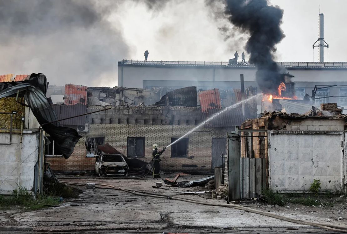 Un bombero trabaja en el lugar de un ataque con drones rusos en Kyiv, Ucrania, el 10 de junio de 2025.