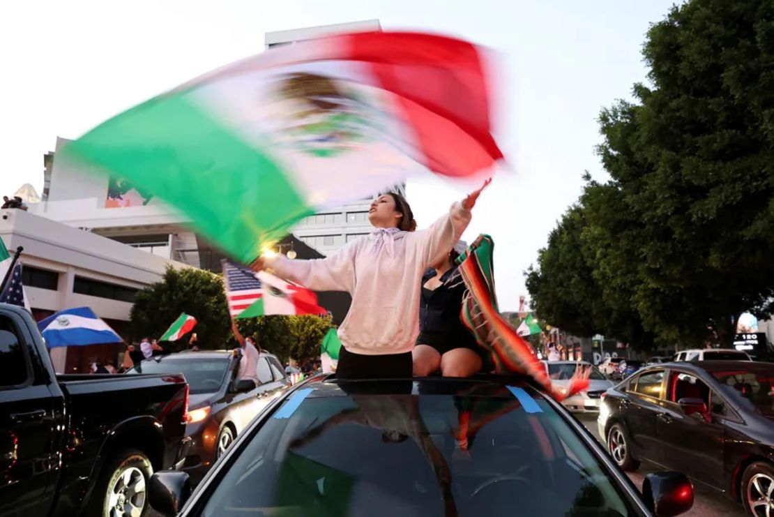 Un manifestante ondea una bandera mexicana durante una protesta contra las redadas federales de inmigración en el centro de Los Ángeles el lunes.