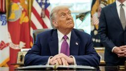 El presidente de Estados Unidos, Donald Trump, se sienta en la Oficina Oval de la Casa Blanca, en Washington, el 10 de junio de 2025.