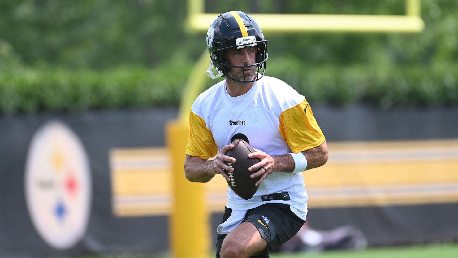 BREAKING: Aaron Rodgers makes statement that angers Steelers fans: "I want to replace the legendary Terry Bradshaw, because I'm capable of more than that...". vannguyen