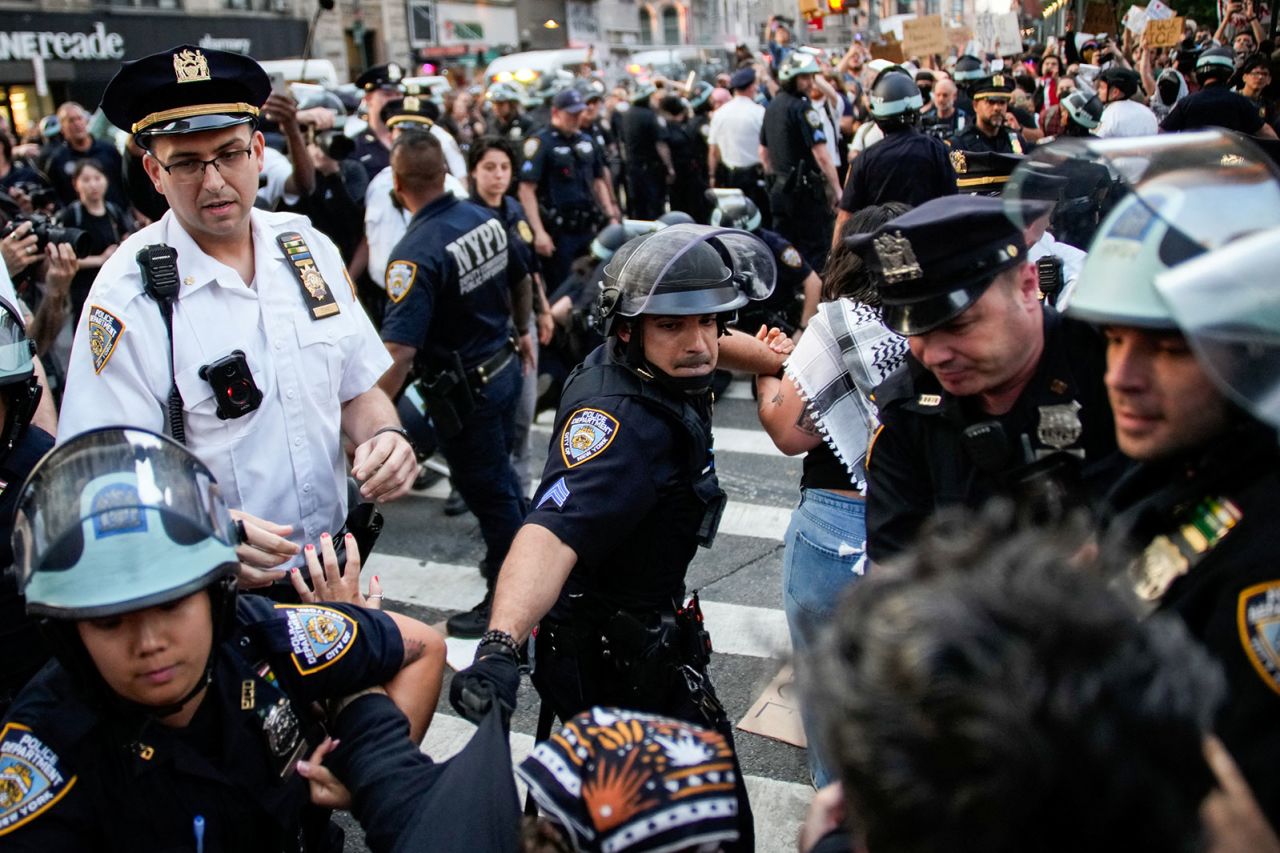 https://media.cnn.com/api/v1/images/stellar/prod/2025-06-12t004942z-948880717-rc2o0fa3azfb-rtrmadp-3-migration-usa-new-york.JPG?c=original&q=w_1280,c_fill